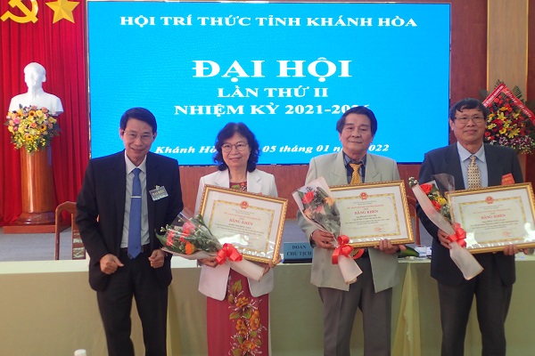 &Ocirc;ng Đinh Văn Thiệu- P. Chủ tịch UBND tỉnh trao bằng khen của UBND tỉnh cho c&aacute;c c&aacute; nh&acirc;n: &Ocirc;ng Phạm Văn Chi; &Ocirc;ng Ch&acirc;u Văn Luận; B&agrave; B&ugrave;i Thị Hồng Tiến.