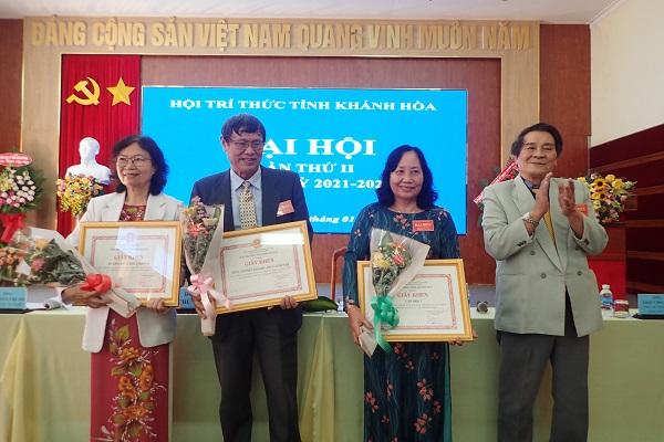 &Ocirc;ng Phạm Văn Chi- Chủ tịch Hội Tr&iacute; thức trao giấy khen của Hội cho c&aacute;c tập thể.