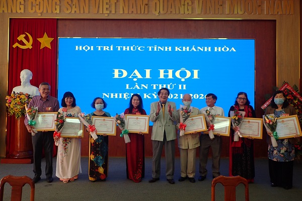 &Ocirc;ng Phạm Văn Chi (giữa)- Chủ tịch Hội Tr&iacute; thức trao giấy khen cho c&aacute;c c&aacute; nh&acirc;n