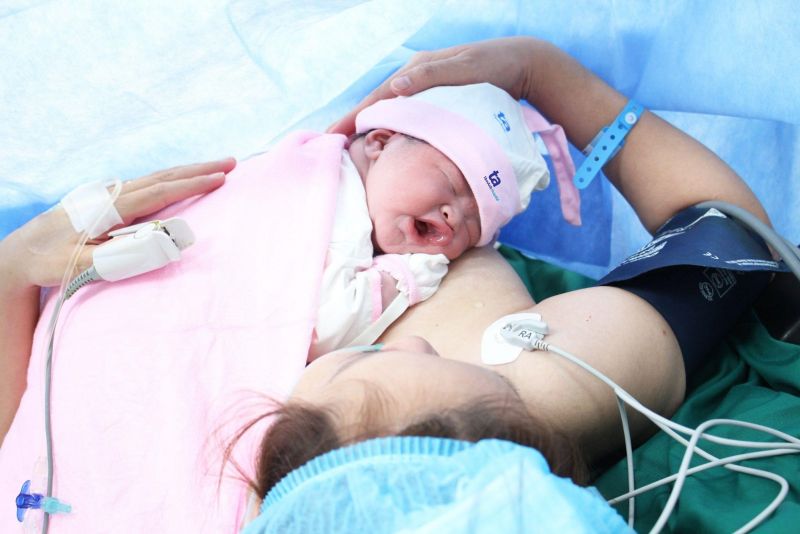 Bé khá háu ăn và liên tục tìm bầu sữa mẹ. Với kinh nghiệm sinh con lần 3, chị Chi không quá khó khăn để cho con bú ngay sau khi chào đời.