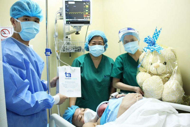 Bác sĩ Nguyễn Bá Mỹ Nhi đến thăm, tặng quà cho công dân nhí sinh vào thời khắc giao thừa.