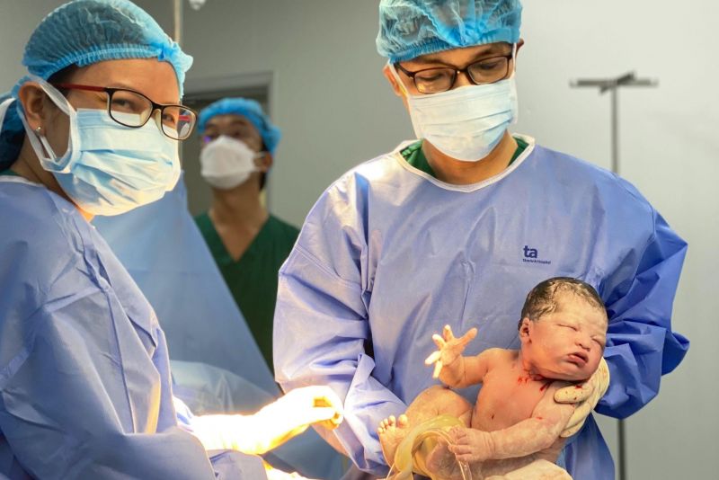 Bé gái chào đời lúc 0:03 ngày 1/1/2022, cân nặng 3,4 kg, do BS.CKII Lê Thanh Hùng và BS.CKI Trần Nguyễn Phương An mổ sinh.