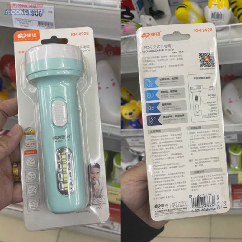 Sản phẩm đèn pin có giá 55.000 VNĐ có hình ảnh hướng dẫn sử dụng sản phẩm nhưng trên bao bì in toàn chữ ngoại quốc và chữ Trung Quốc khiến người tiêu dùng nhẫm lẫn