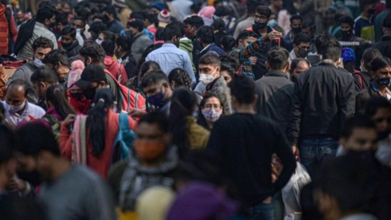 Một khu chợ đông đúc tại New Delhi, Ấn Độ trong bối cảnh đang áp dụng các hạn chế do dịch COVID-19. Ảnh: AFP