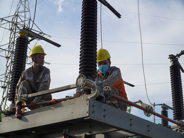 2674 Công nhân Đội Quản lý vận hành lưới điện Cao thế Quảng Ninh, bảo dưỡng thiết bị TBA 110 kV Hà Tu