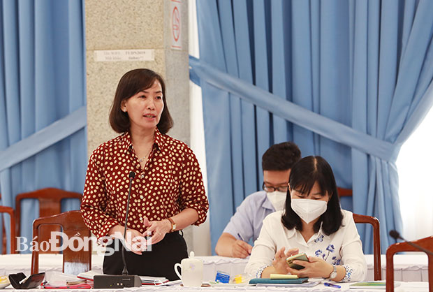 Giám đốc Sở GD-ĐT Trương Thị Kim Huệ báo cáo tại cuộc họp