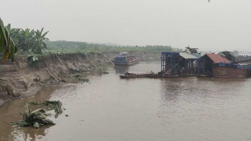 Triệt phá đường dây khai thác cát trái phép trên sông Hồng