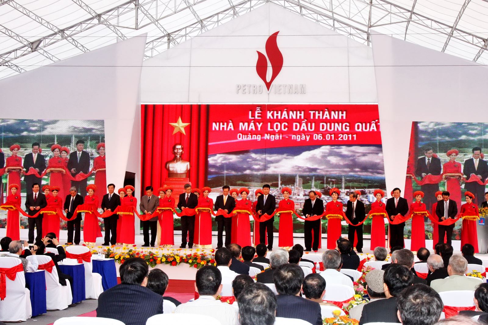 Các vị lãnh đạo Đảng, Nhà nước thực hiện nghi lễ cắt băng khánh thành Nhà máy lọc dầu Dung Quất – nhà máy lọc dầu đầu tiên của Việt Nam.