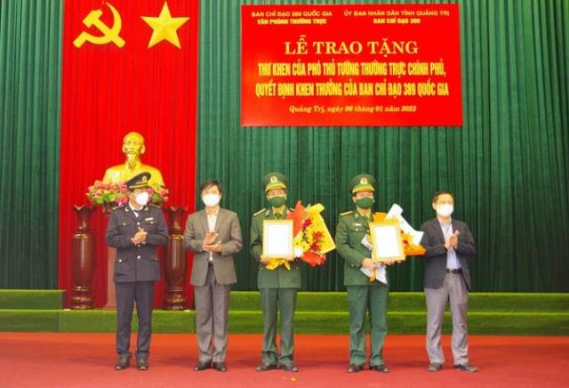 Ông Hoàng Nam, Phó Chủ tịch UBND tỉnh Quảng Trị và đại diện Ban Chỉ đạo 389 Quốc gia trao Thư khen của Phó Thủ tướng Thường trực Chính phủ Phạm Bình Minh cho các tập thể.