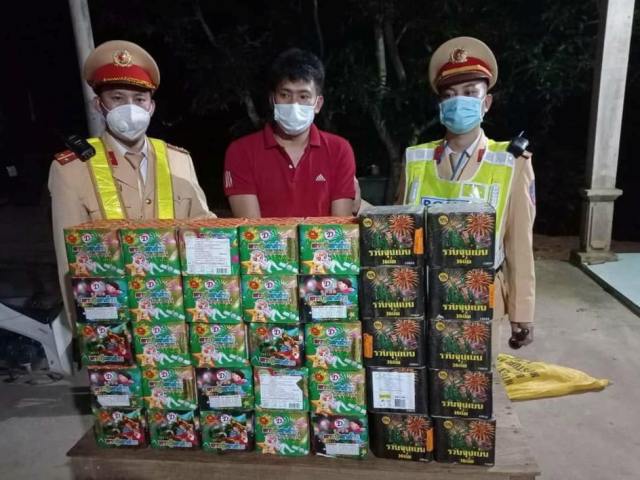CSGT Quảng Bình phát hiện 70 kg pháo hoa nổ trái phép trên xe con