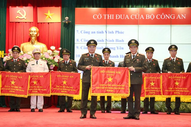 Công an tỉnh Thừa Thiên Huế nhận cờ thi đua của Bộ Công an