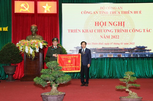 Ông Nguyễn Văn Phương- Chủ tịch UBND tỉnh Thừa Thiên Huế tặng cờ thi đua cho Công an tỉnh