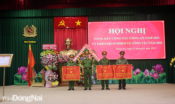 Thứ trưởng Bộ Công an Nguyễn Duy Ngọc tặng cờ thi đua của Bộ Công an cho đại diện các đơn vị dẫn đầu phong trào thi đua Vì an ninh Tổ quốc