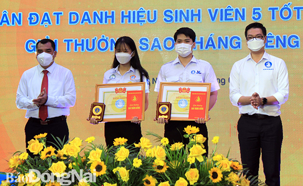 Lãnh đạo tỉnh Đồng Nai trao bằng khen, chứng nhận và biểu trưng cho 2 cá nhân đạt giải thưởng Sao Tháng giêng