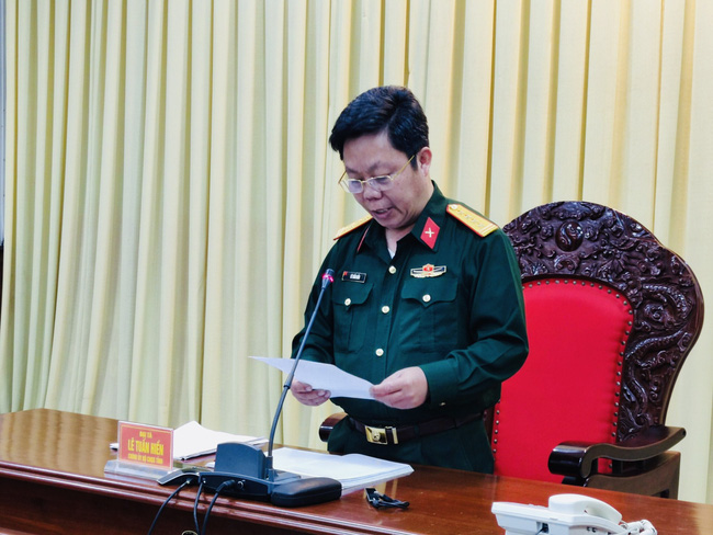 Đại tá Lê Tuấn Hiền, Chính ủy Bộ Chỉ huy Quân sự tỉnh Gia Lai thông tin nguyên nhân ban đầu chiến sĩ N.V.T tử vong (ảnh Dân Việt)