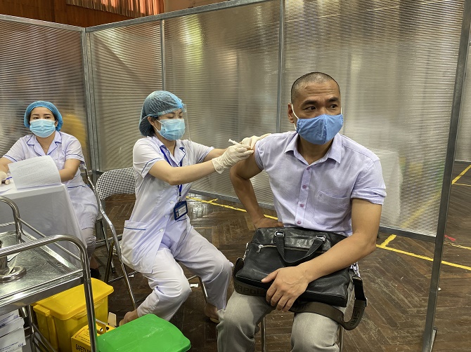 Ti&ecirc;m vắc xin ph&ograve;ng Covid -19 cho người d&acirc;n tr&ecirc;n địa b&agrave;n th&agrave;nh phố H&agrave; Nội