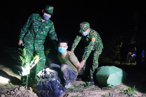 Lực lượng Bộ đội Biên phòng Quảng Trị vừa phối hợp với Công an huyện Hướng Hóa phát hiện gần 300kg pháo hoa nhập lậu tại khu vực biên giới.