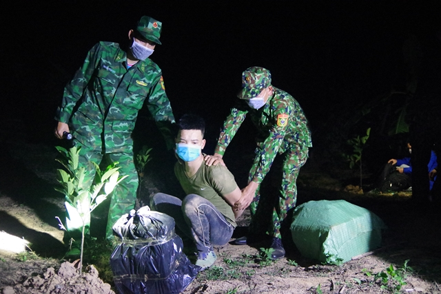 Trương Đình Vũ cùng tang vật bị lực lượng Bộ đội Biên phòng bắt giữ tại hiện trường