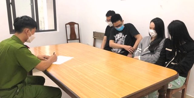 Công an quận Sơn Trà tạm giữ 02 đối tượng tổ chức sử dụng ma túy