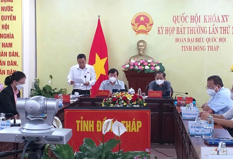 Đại biểu Phạm Văn Hòa tham gia thảo luận tại điểm cầu tỉnh Đồng Tháp. Ảnh: Báo Đồng Tháp