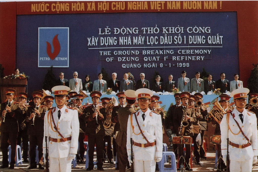 Lễ động thổ khởi công xây dựng Nhà máy lọc dầu số 1 - Dung Quất ngày 8/1/1998. (Ảnh: Lê Hồng Khánh)