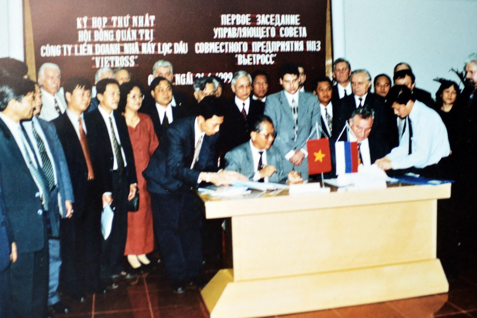 Ngày 28/12/1998 Công ty Liên doanh Nhà máy Lọc dầu Việt - Nga (Vietross) chính thức được thành lập theo Giấy phép đầu tư số 2097/GP-KHĐT của Bộ Kế hoạch và Đầu tư Nước CHXHCN Việt Nam. Ảnh: Kỳ họp thứ I Hội đồng quản trị Công ty liên doanh NMLD Việt – Nga. (Ảnh tư liệu)