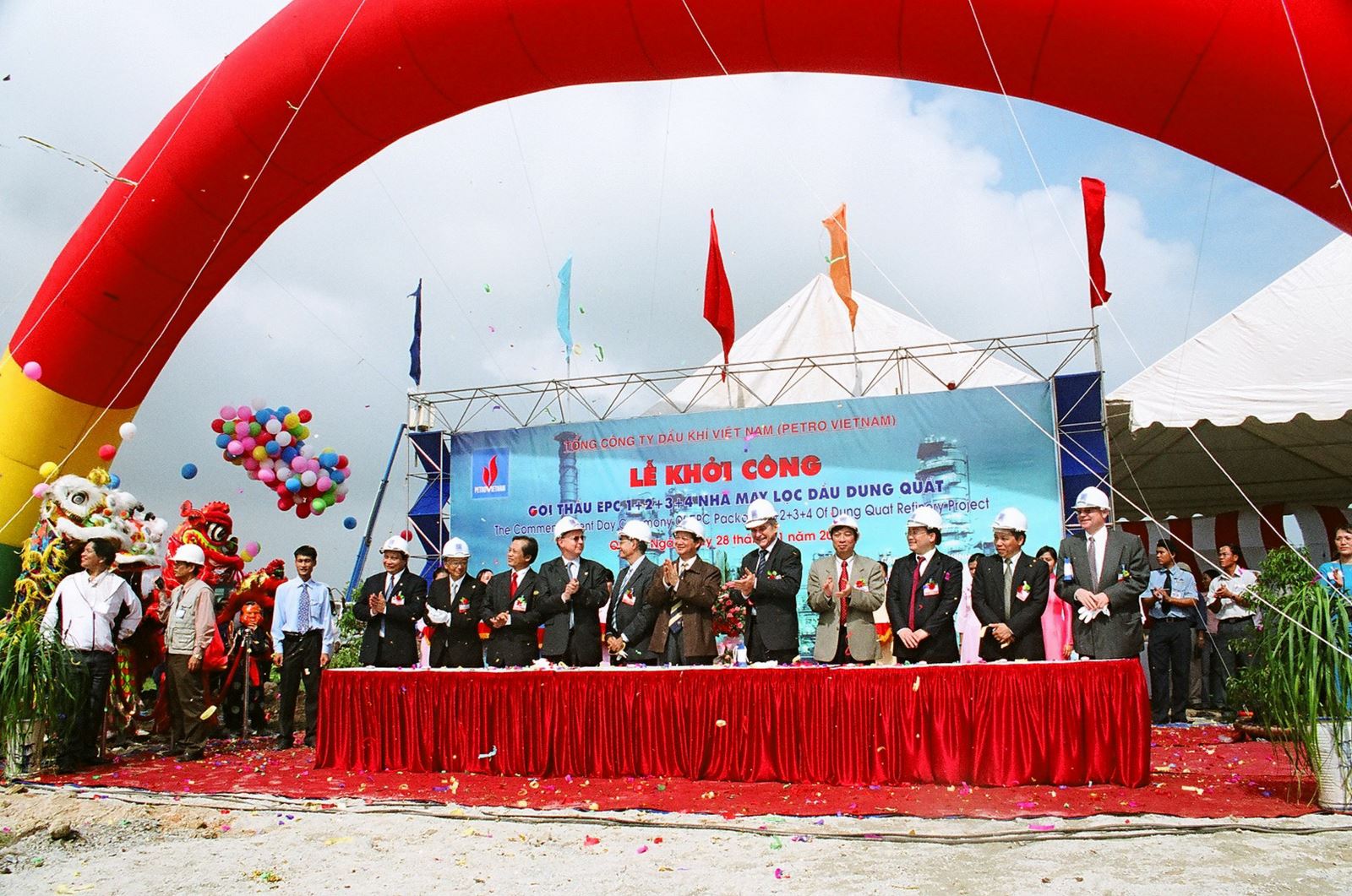 Ngày 28/11/2005 Lễ khởi công xây dựng các Gói thầu EPC 1+4 & 2+3 đã được tổ chức tại mặt bằng công trường xây dựng NMLD Dung Quất. (Ảnh: Vinh Hung)