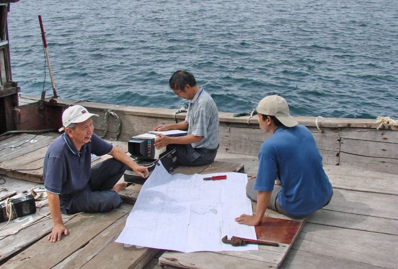 Tiến sỹ Trương Đình Hiển (bên trái) và cộng sự đang nghiên cứu tại vịnh Dung Quất - Quảng Ngãi để tìm địa điểm xây dựng nhà máy lọc dầu đầu tiên của Việt Nam. (Ảnh: Ngọc Lâm)
