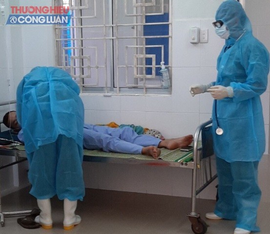 Các bác sĩ chăm sóc các trường hợp được cách ly ở tỉnh Quảng Nam.
