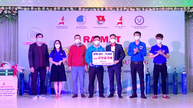 Trao số Hotline cho Ban điều h&agrave;nh