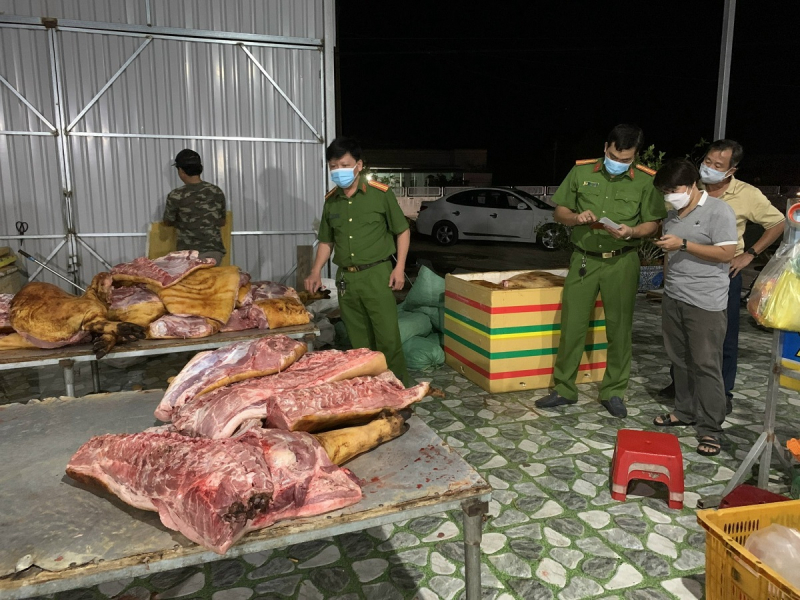 Lực lượng chức năng tỉnh Bình Thuận phát hiện hơn 1 tấn thịt heo không rõ nguồn gốc tại cơ sở dịch vụ tiệc cưới