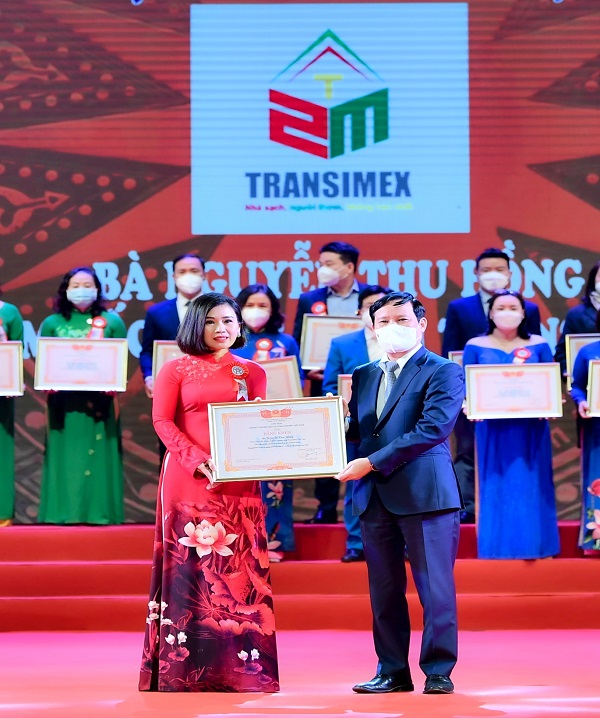 CEO Organic Life Nguyễn Thu Hồng vinh dự nhận bằng khen tại Lễ tôn vinh doanh nhân, doanh nghiệp Thăng Long năm 2021 cho thương hiệu Organic Life