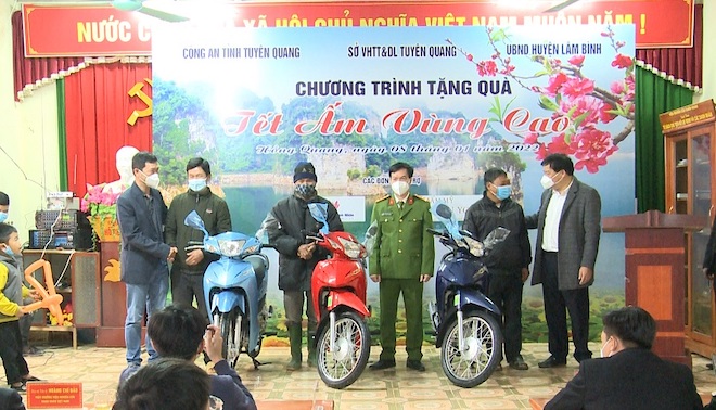 Đại tá Đỗ Tiến Thùy và đại diện nhà tài trợ Thẩm Mỹ Sài Gòn Young và trao quà cho các gia đình khó khăn
