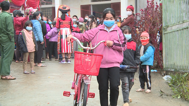 Các em học sinh nghèo vượt khó được trao tặng xe đạp