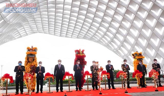Cắt băng khánh thành đưa công trình Vườn tượng APEC đi vào hoạt động phục vụ người dân Đà Nẵng