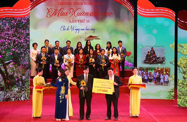 Đại diện Agribank, ông Phạm Đức Tuấn - Phó Tổng Giám đốc, Chủ tịch Công đoàn trao tặng 02 tỷ đồng cho Bảo trợ Quỹ Bảo trợ trẻ em Việt Nam