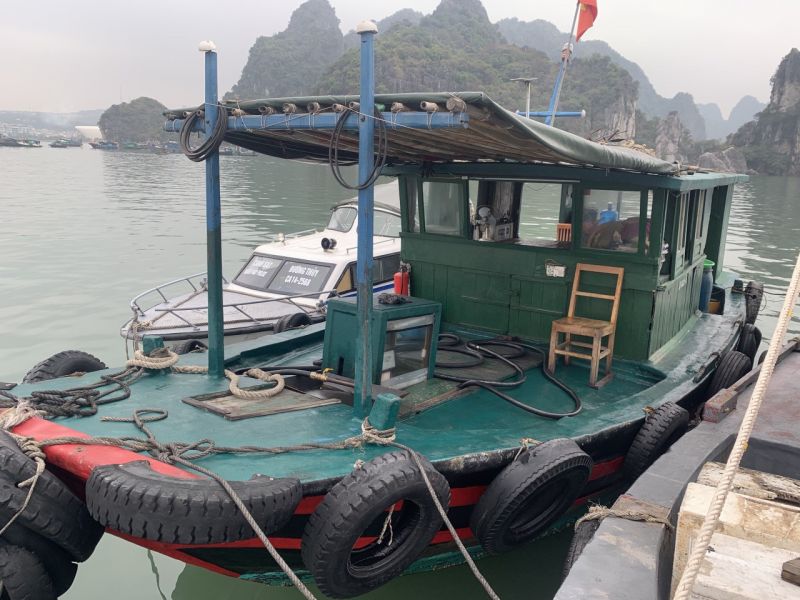 Lực lượng chức năng tỉnh Quảng Ninh phát hiện tàu chở xăng dầu không rõ nguồn gốc. Ảnh: G. Nam