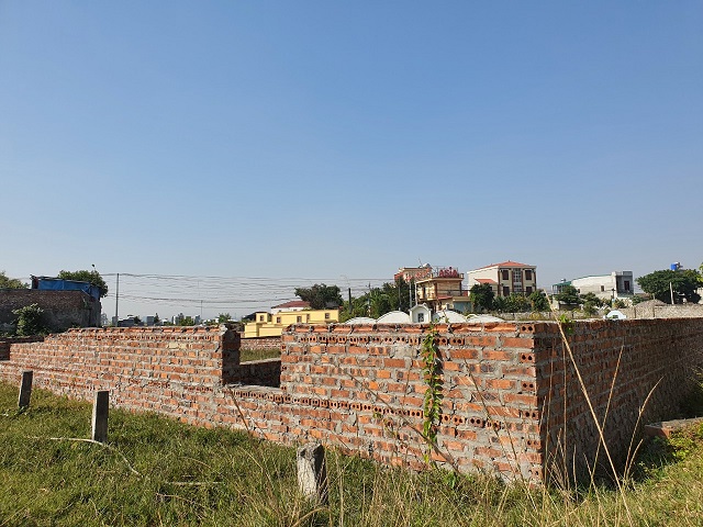 Nghĩa trang Xứ Đồng Khê, thị trấn Yên Thịnh, huyện Yên Mô bị nhiều hộ dân lấn chiếm và xây tường bao cao gần 2m