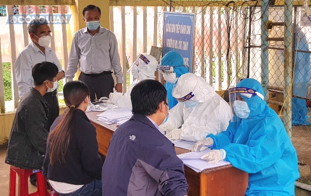 Ngành y tế tỉnh Quảng Nam và huyện Nam Trà My tổ chức test nhanh các trường hợp liên quan đến ca dương tính trên địa bàn