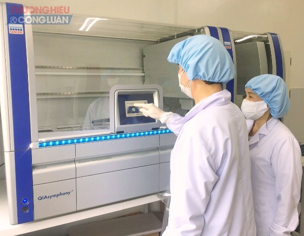 Kỹ thuật viên của CDC Quảng Nam xét nghiệm mẫu bệnh phẩm trên hệ thống máy xét nghiệm RT-PCR.