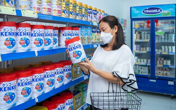 Cô Phương chọn mua sữa bột tại cửa hàng Giấc Mơ Sữa Việt (34A Lê Văn Lương, xã Phước Kiển, huyện Nhà Bè, TP.HCM)
