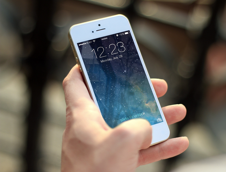 Người dùng iPhone có thể bị theo dõi bằng camera và microphone trên thiết bị