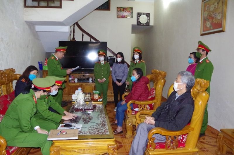 Cơ quan Cảnh sát điều tra đọc Lệnh bắt bị can để tạm giam đối với Nguyễn Thị Hồng Vân. Ảnh VOV.vn
