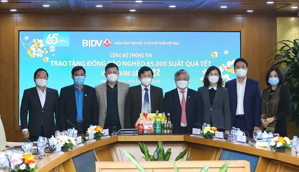 Đại diện các đơn vị tham dự Lễ công bố quà 2022 của BIDV