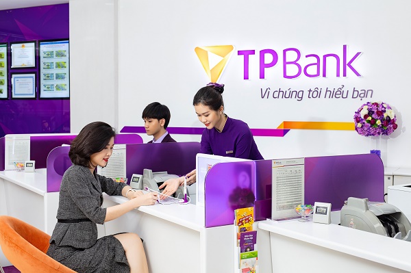 Khách hàng giao dịch tại TPBank
