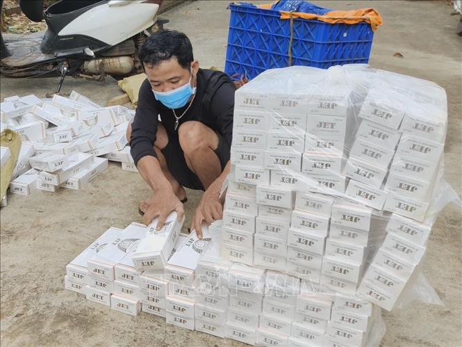 Công an Bình Phước bắt quả tang đối tượng vận chuyển 1.470 bao thuốc lá nhập lậu