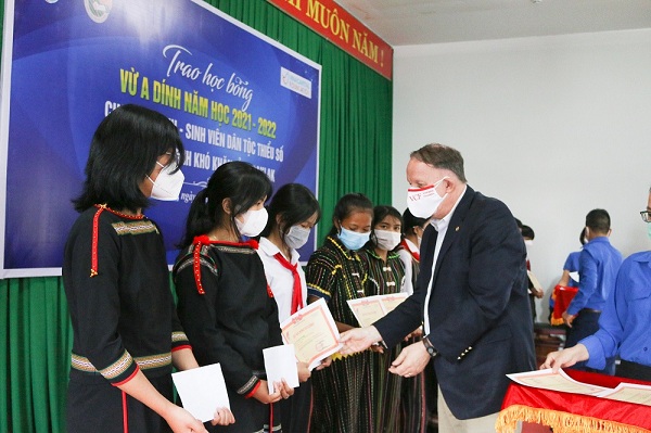 VinaCapital Foundation trao tặng 120 suất học bổng cho học sinh dân tộc thiểu số tại tỉnh Đắk Lắk