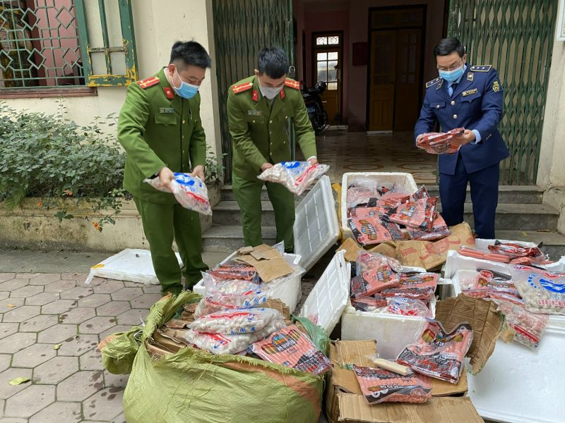 Lực lượng chức năng tỉnh Lào Cai kiểm tra số hàng hóa vi phạm