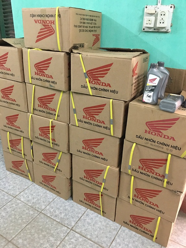 Cục Quản lý thị trường Lào Cai tạm giữ 480 chai dầu nhớt xe máy có dấu hiệu giả mạo nhãn hiệu Honda