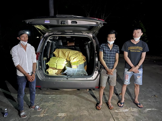Bộ đội Biên phòng tỉnh Bình Phước vừa phát hiện, bắt 3 đối tượng sử dụng xe ô tô vận chuyển hàng cấm, thu giữ 150 kg pháo nổ các loại